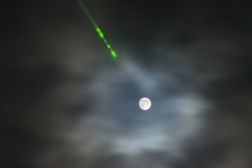 Faisceau laser tiré vers la Lune par le télescope MéO