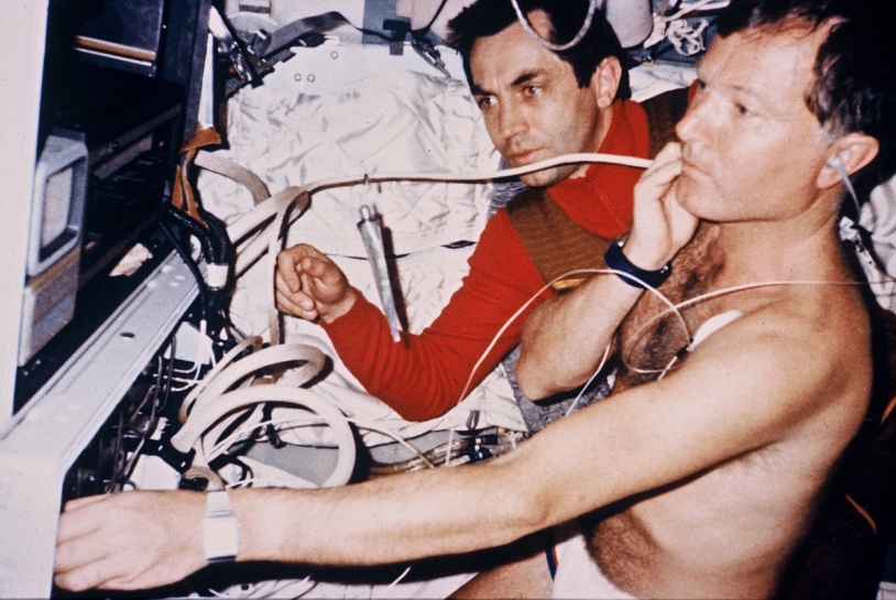 Jean-Loup Chrétien à la manœuvre pour la première échographie dans l’espace